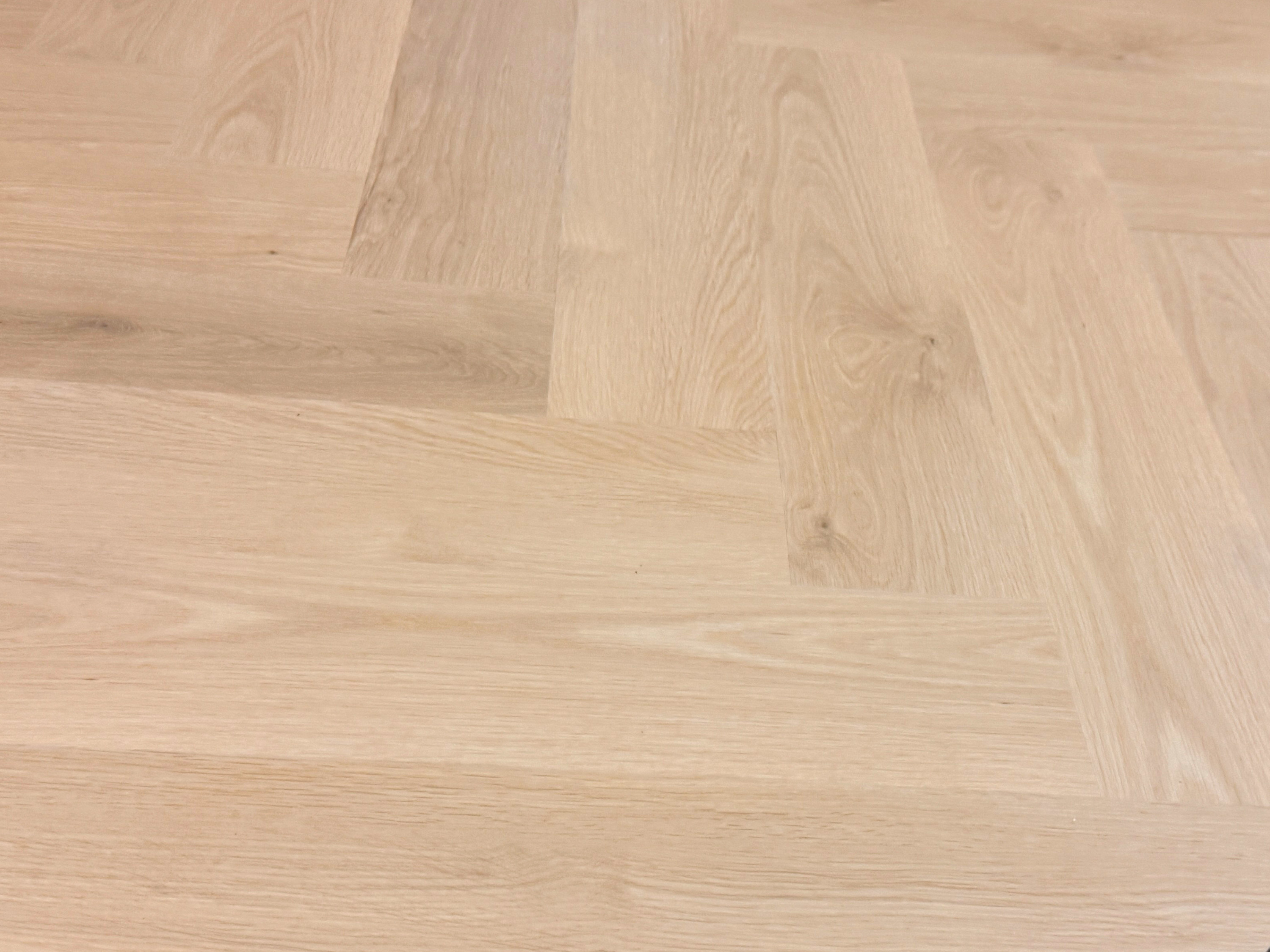 TRECOR® SPC Rigid Fischgrät-Vinylboden Eiche Sand – wasserfest, 6,5 mm stark, 0,5 mm Nutzschicht inkl. Trittschalldämmung