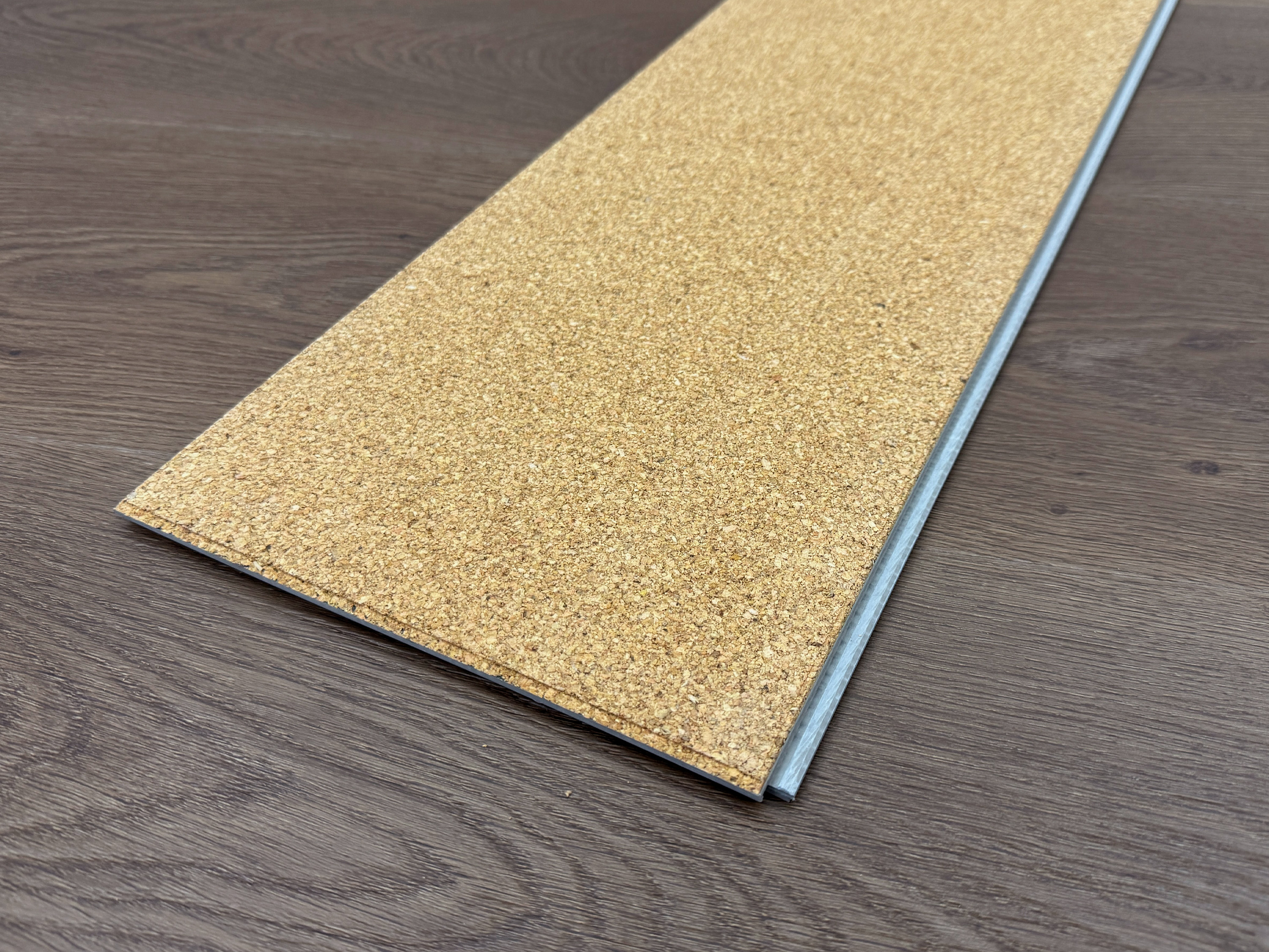 Klick Vinylboden Silent SPC Eiche Dark Manor inkl. Kork Trittschalldämmung und Synchronoberfläche 8 mm