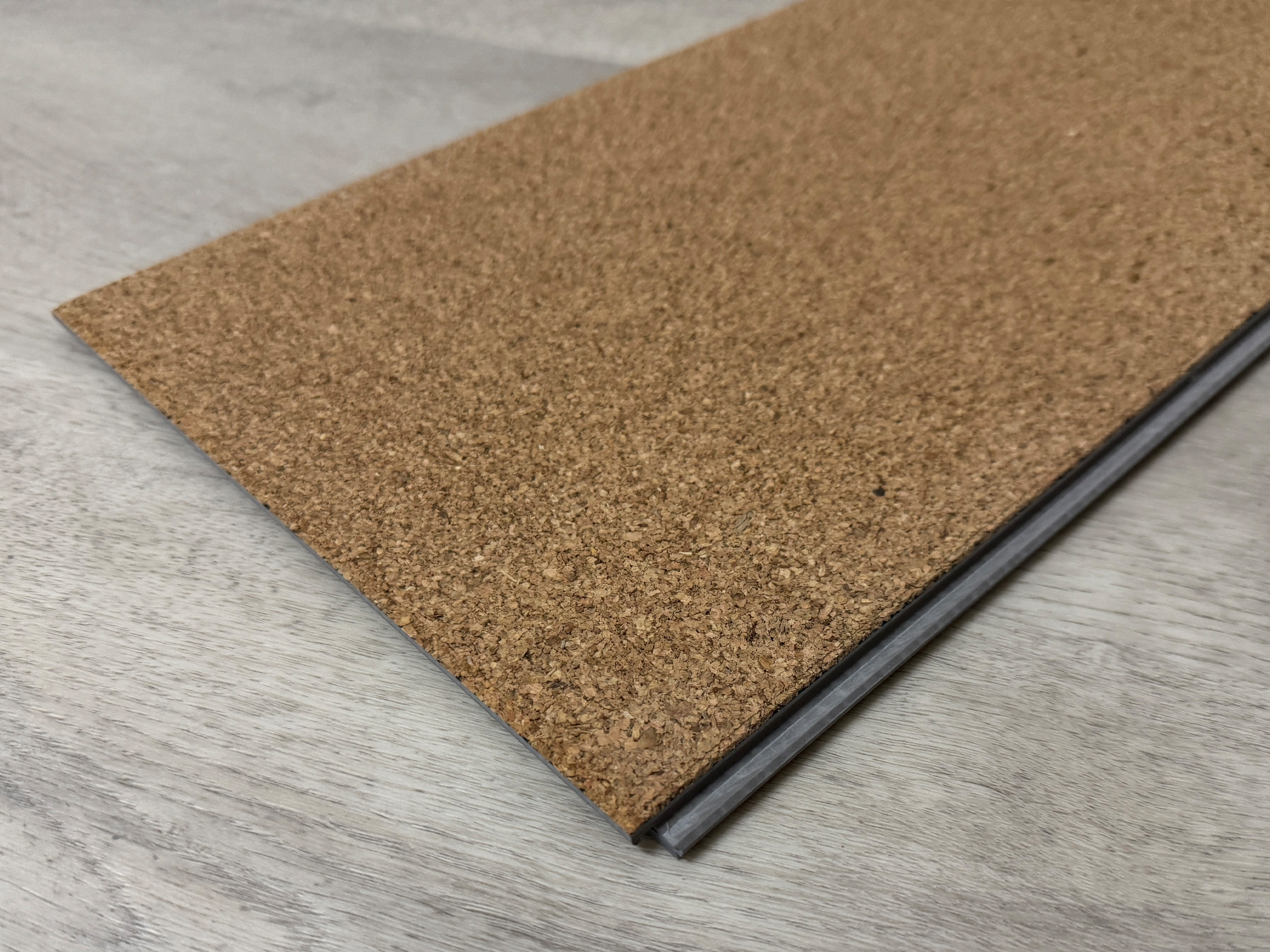 Klick Vinylboden Silent SPC Colossal Light Oak inkl. Kork Trittschalldämmung und Synchronoberfläche 8 mm 