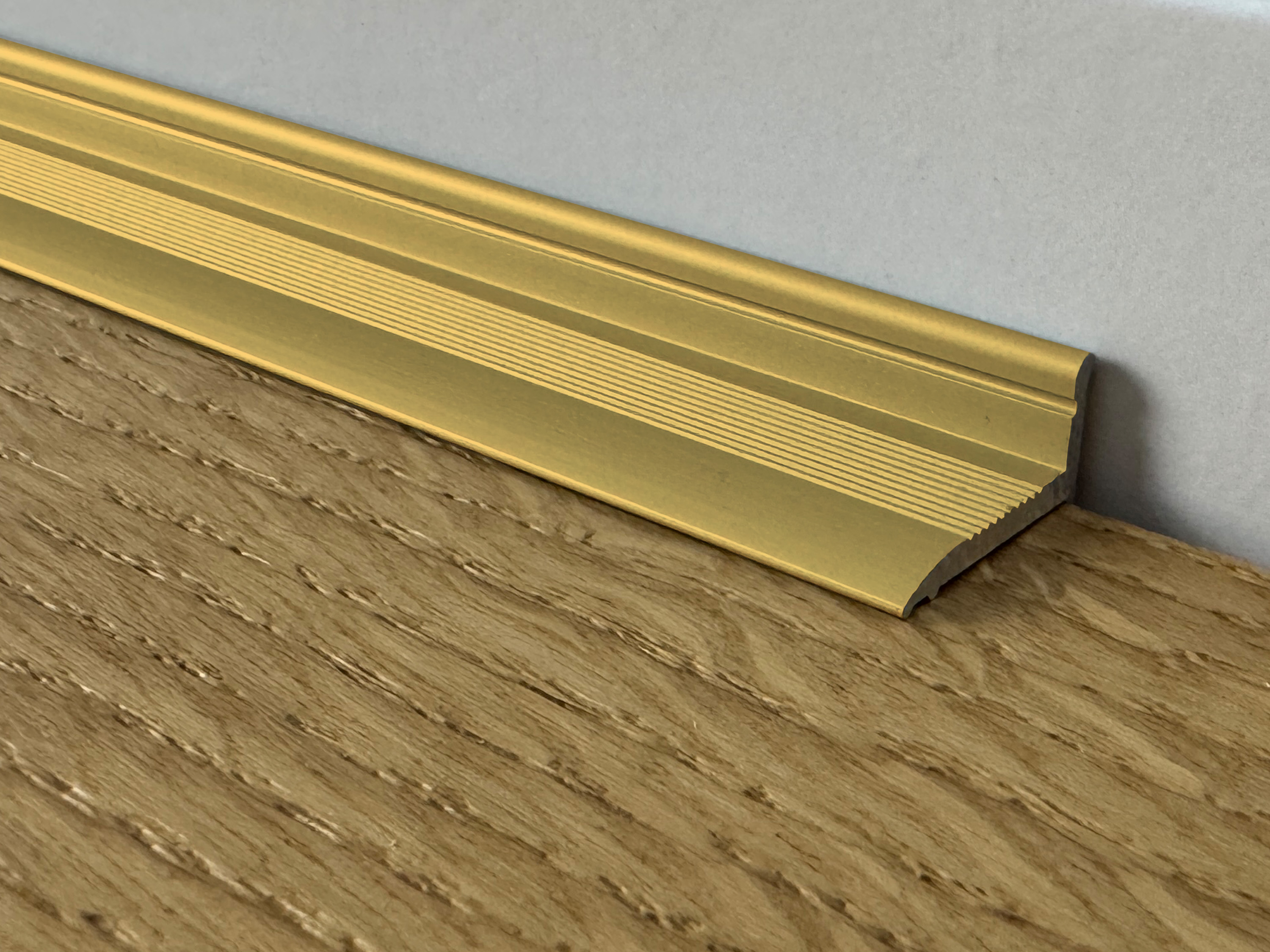 ufitec® Sockelprofil SK für den perfekten Abschluß an Balkon- und Terassentüren, Gold eloxiert ufitec® Sockelprofil SK für den perfekten Abschluß an Balkon- und Terassentüren, Gold eloxiert