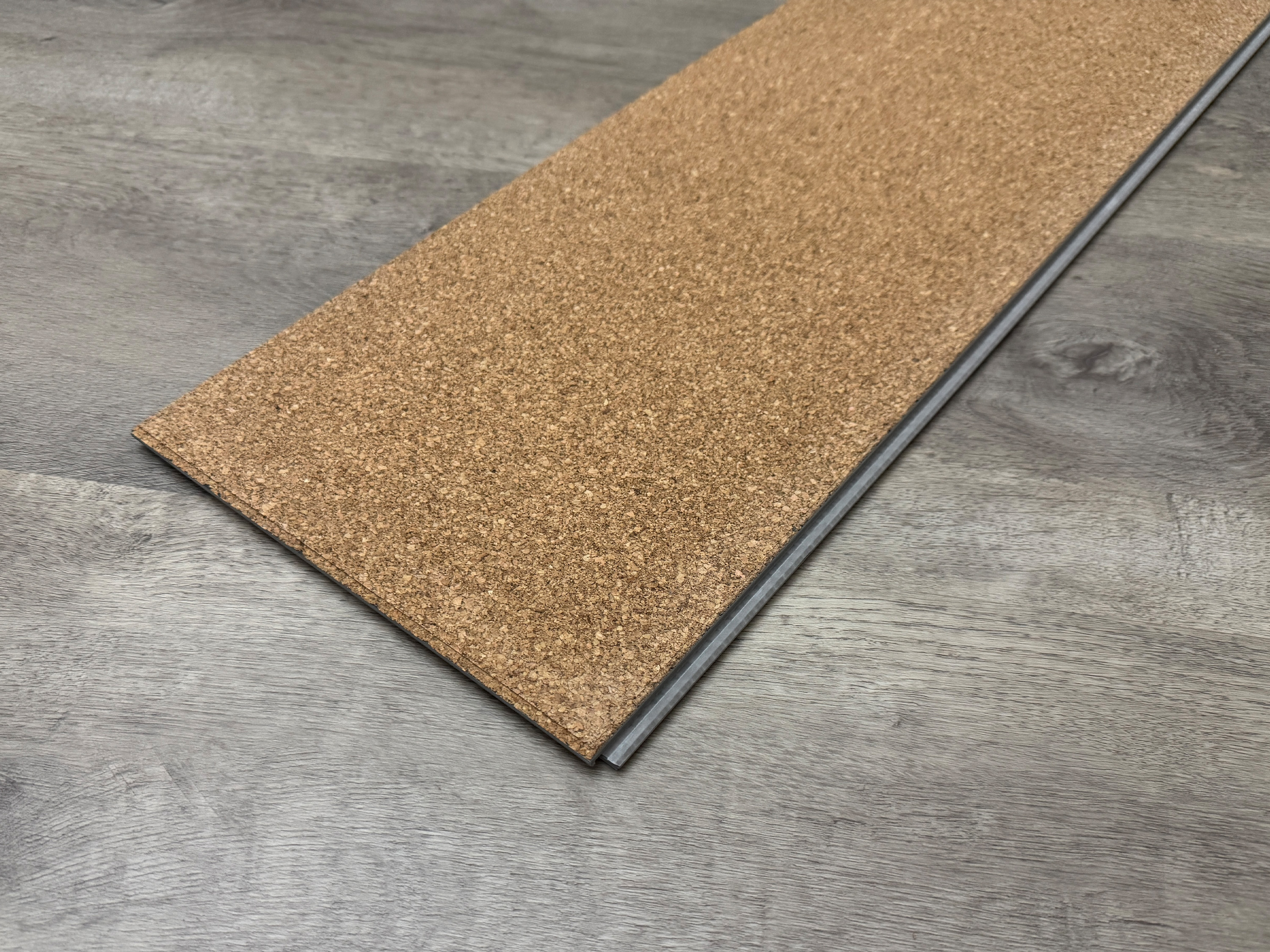 Klick Vinylboden Silent SPC Eiche Arctic inkl. Kork Trittschalldämmung und Synchronoberfläche 8 mm