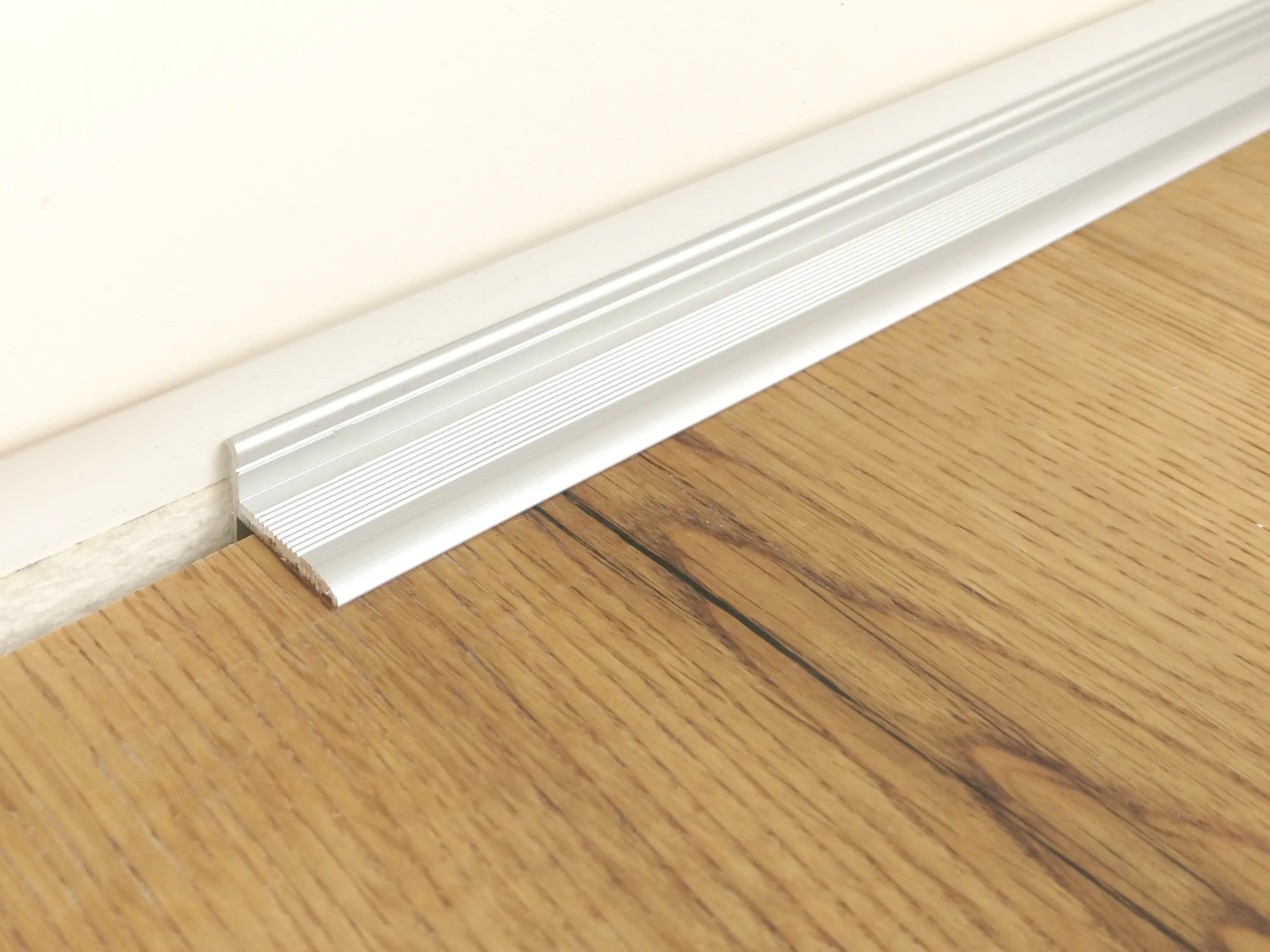 ufitec® Sockelprofil SK, Abschluss an Balkon- und Terassentüren, Dekor: Ahorn, Länge: 90 cm ufitec® Sockelprofil SK, Abschluss an Balkon- und Terassentüren, Dekor: Ahorn, Länge: 90 cm