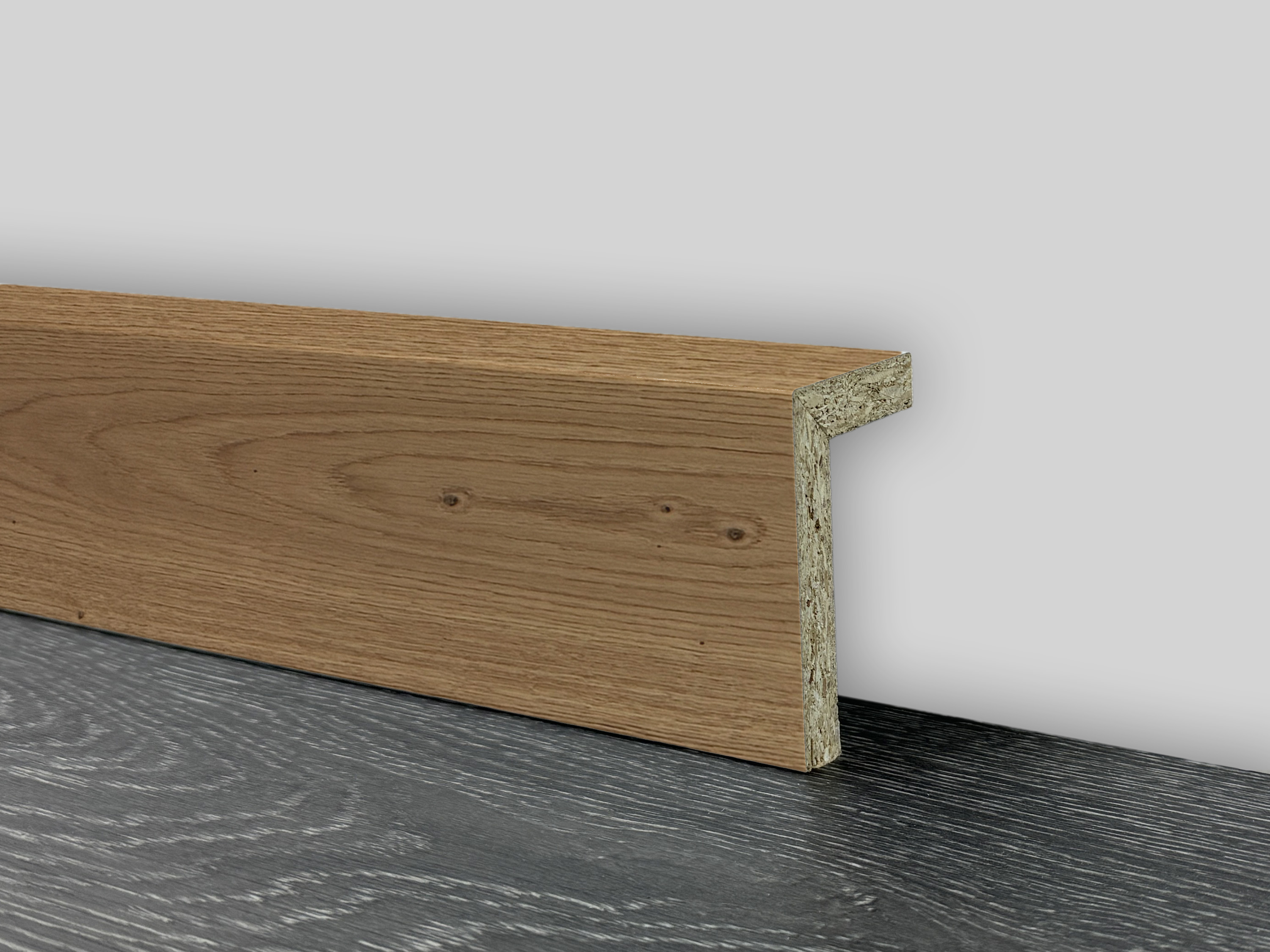 Sockelleiste Heizrohrabdeckung CUBE – Abdeckleiste für Heizungsrohre, Eiche, 44x77 mm Sockelleiste Heizrohrabdeckung CUBE – Abdeckleiste für Heizungsrohre, Eiche, 44x77 mm