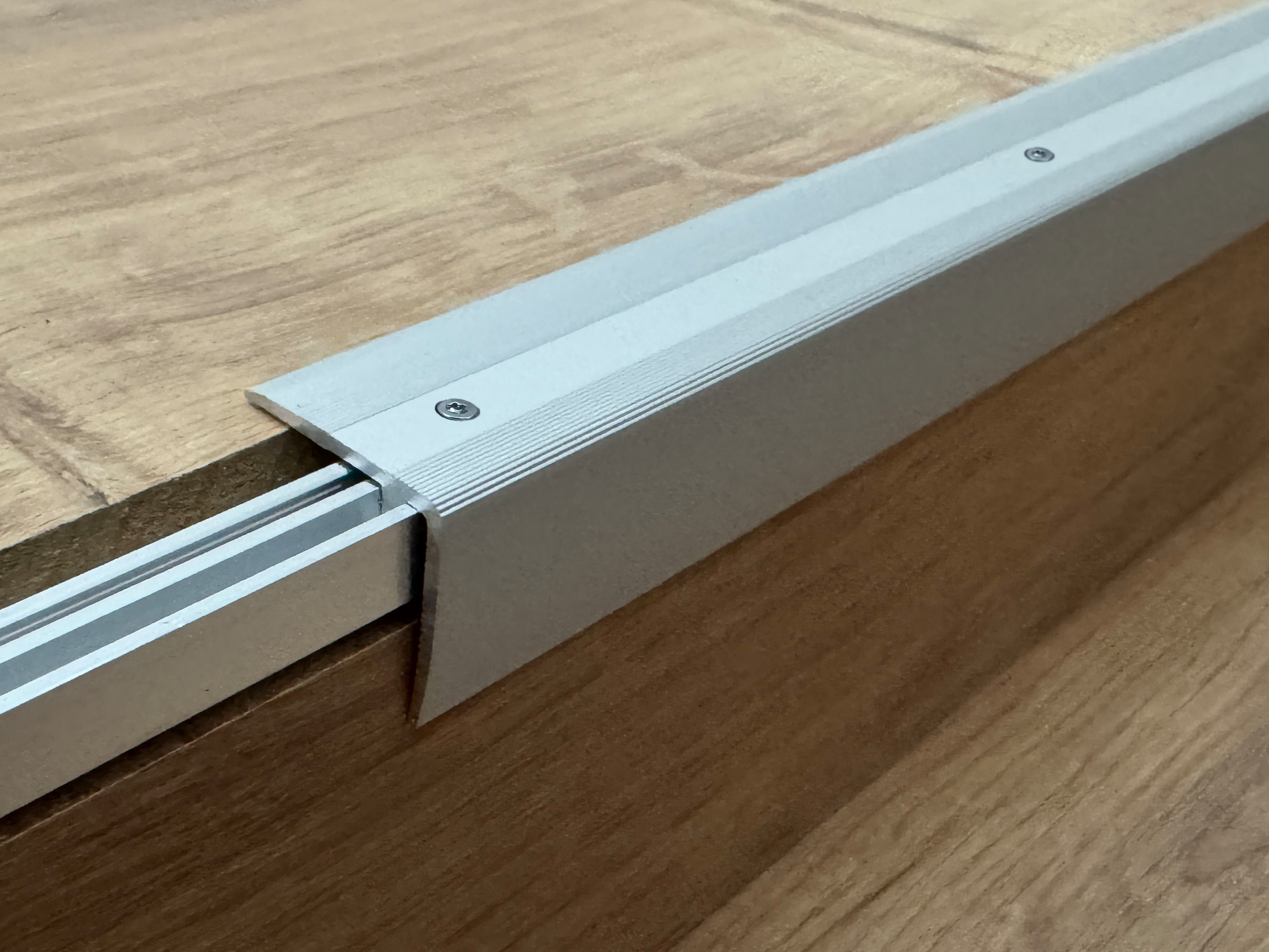 ufitec® Treppenkantenprofil - TPL PROFI - für Belagshöhen von 7-16 - Sichtkante: 28 mm, Nase: 27 mm ufitec® Treppenkantenprofil - TPL PROFI - für Belagshöhen von 7-16 - Sichtkante: 28 mm, Nase: 27 mm