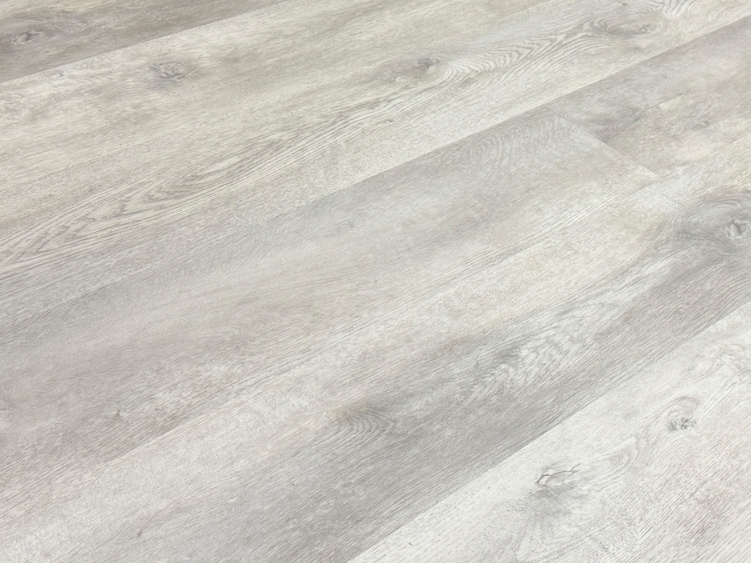 Klick Vinylboden Silent SPC Colossal Light Oak inkl. Kork Trittschalldämmung und Synchronoberfläche 8 mm 